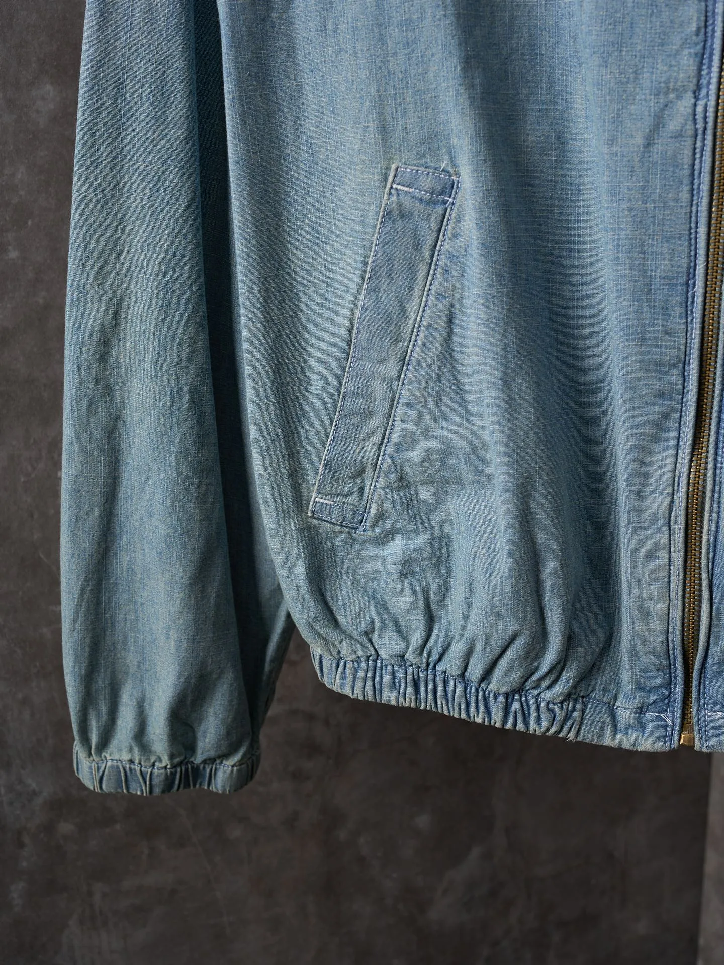 P480 Actual auction] Ralph Lauren/Ralph Lauren colorful pony logo embroidered denim lapel jacket [Ready stock] S M L XL custom-dyed cloud-like plain cotton denim soft and silky, comfortable and close to the skin, matte indigo, a denim poem dyed with time. The exquisite colorful pony logo on the left chest jumps into indigo, fully recognizable, with an atmosphere of freedom and vitality, pure and smart color symphony, neatly folded collar The details that caught the attention at a glance Reconstructed the classics with neat styles Even walking with a designed sense of calmness Using imported machine embroidery technology Using advanced computer control systems and precision mechanical components to achieve colorful pony embroidery operations with high precision and smooth and delicate lines Template machine bag opening The preset template guides the position, shape and size of the bag opening The accuracy ensures the quality of the bag opening effect The hem is made in one go using a three-needle waist-drawing machine Utilizing the machine's special needle position and feeding mechanism The elastic band and the fabric are sewn together in the same process. The three-needle design is stronger and can evenly distribute pressure to ensure that the elastic band and the fabric are closely adhered. The washing and frying process is used. The special desizing agent is preferred. Then the fabric is soaked in it and evenly sized. After desizing, it is finally rinsed. The workmanship is extremely complex. The loss is high and the fit is suitable.